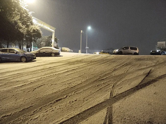 istanbulda-lapa-lapa-kar-yagmaya-basladi-istanbulda-yarin-okullar-tatil-mi-vali-gul-acikladi-1767132395935.jpeg (800×600)