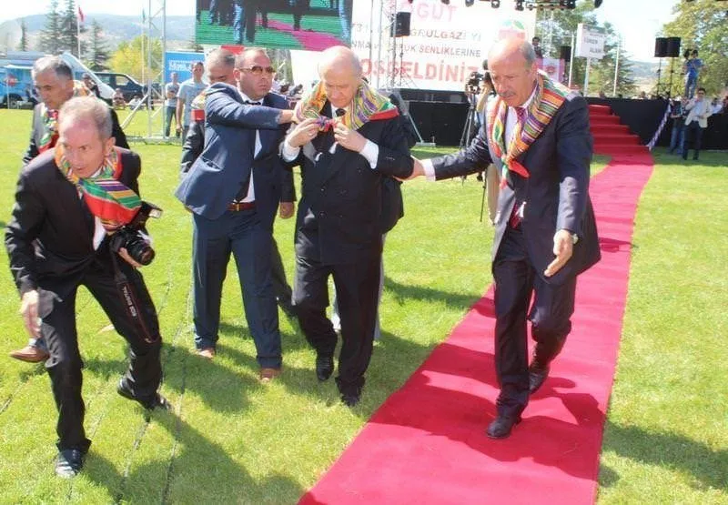 devlet bahceli kirmizi halida yururken dustu galeri turkiye