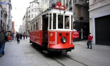 Taksim’de nostaljik tramvay kablolara takıldı