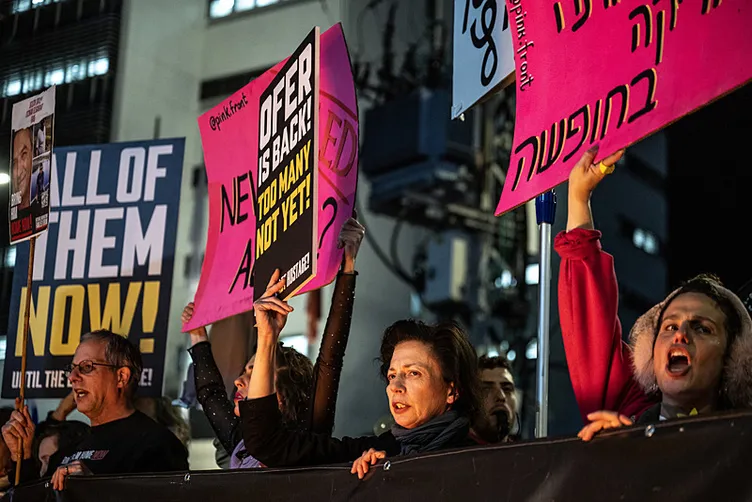 İsrail halkının öfkesi Netanyahu’yu sarsıyor: Ateşkes anlaşmasına Siyonist sabotaj!