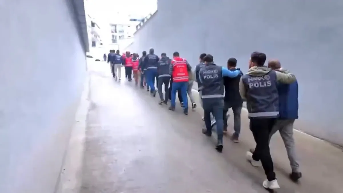 Uyuşturucu maddelerin polis tarafından ele geçirildiği operasyon görüntüsü