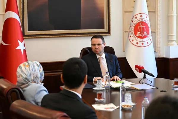 bakan-gurlekten-muhsin-yazicioglunun-ailesine-kritik-mesaj-bu-cinayeti-cozmek-bizim-boynumuzun-borcu-sonuna-ka-1786367279795.jpg