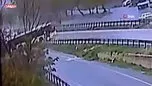 Büyükçekmece’de yağmur nedeniyle kayan otobüs yoldan çıktı | Video
