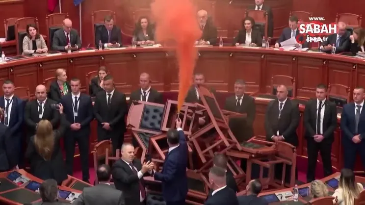 Arnavutluk’ta muhalif milletvekilleri parlamentoda yangın çıkardı