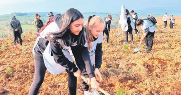 Öğrencilerden doğaya 17 bin fidan