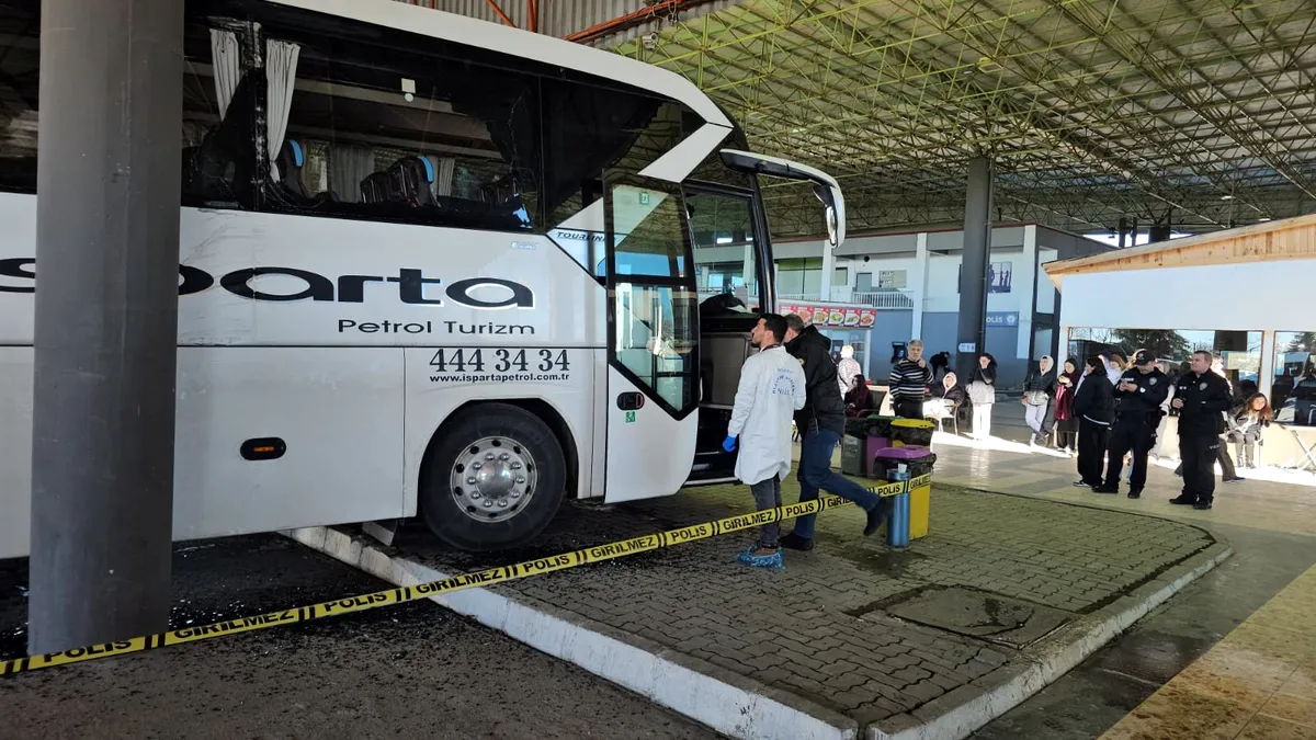 Edirne’de yanlış vites hatası can aldı: Otobüs, yedek şoför ile muavine çarptı! 1 ölü, 1 yaralı Edirne’de yanlış vites hatası can aldı: Otobüs, yedek şoför ile muavine çarptı! 1 ölü, 1 yaralı