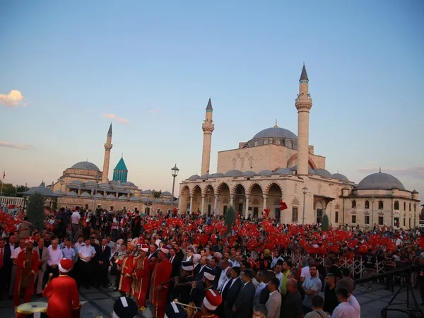 binlerce-kisi-mevlana-meydaninda-bulustu-1721071832923.jpeg