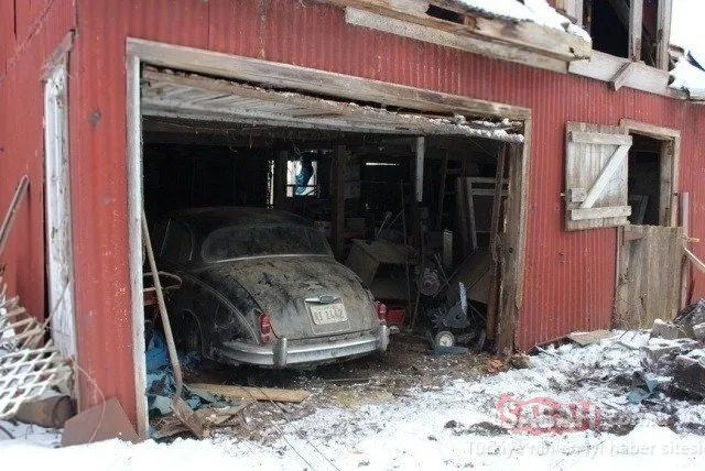 Satın aldığı evin garajında unutulmuş antika araba buldu!