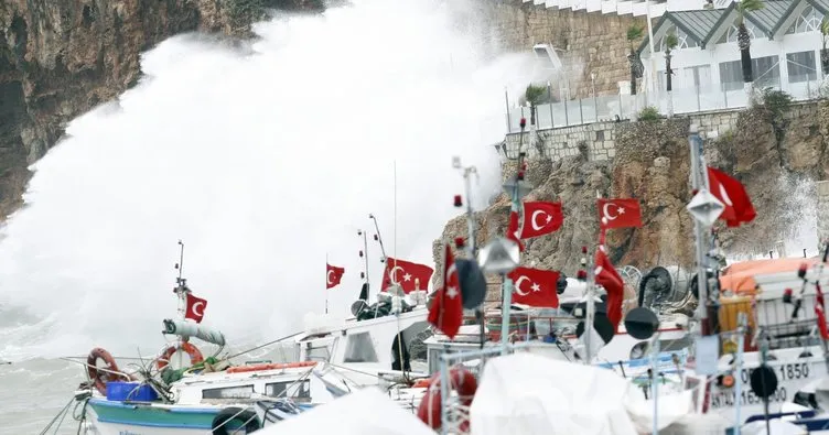 Antalya’yı hortum vurdu: 18 yaralı