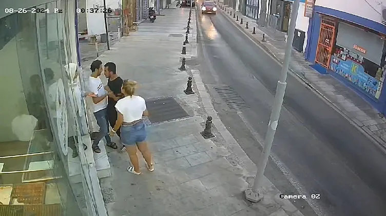 Bodrum’da şoke eden görüntüler! Uçan tekmeli esnaf kavgası: Kaynar kahveyi sırtından aşağı döktü