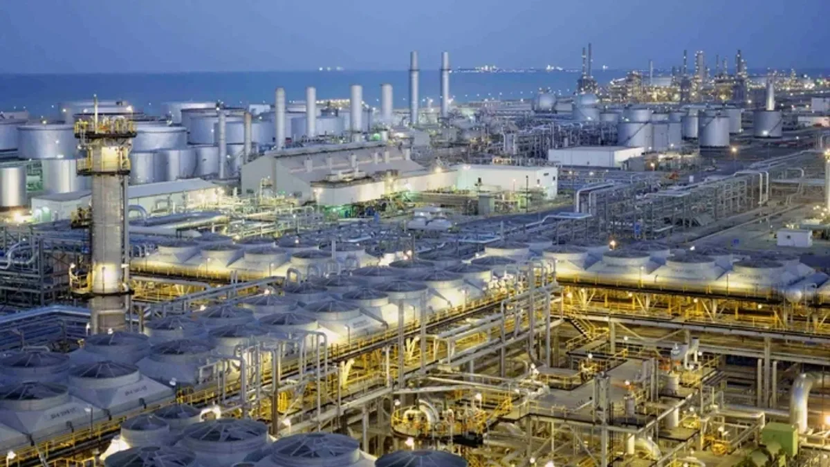 Husilerden Suudi Arabistan'a yeni saldırı: Aramco tesisi yakınlarında patlama sesleri!