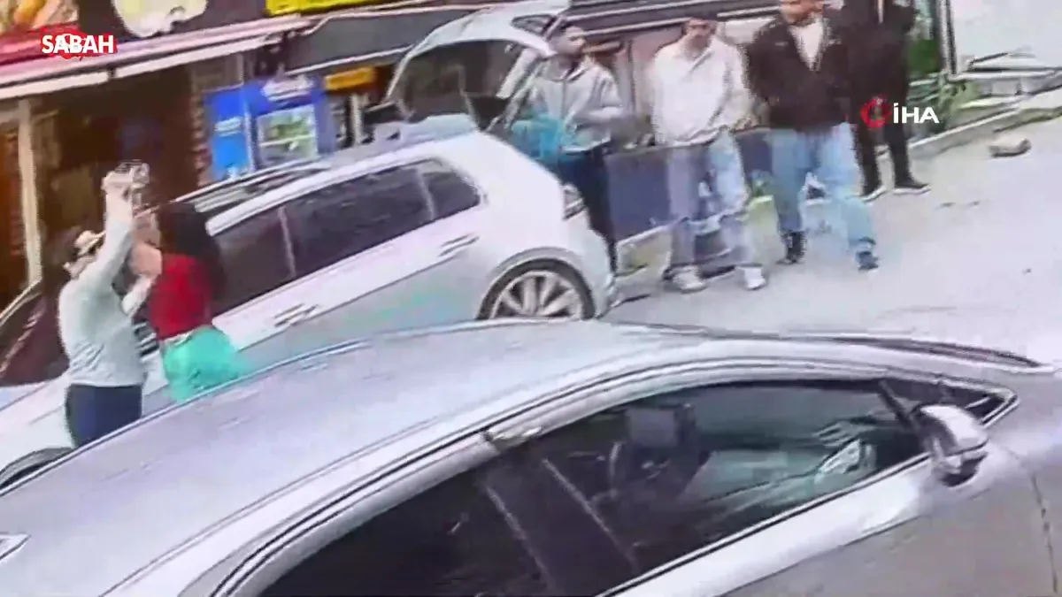 Sosyal medya fenomeni, trafikte tartıştığı kadına kafa attı! Saldırı anı kamerada | Video videosunu izle Sosyal medya fenomeni, trafikte tartıştığı kadına kafa attı! Saldırı anı kamerada | Video videosunu izle