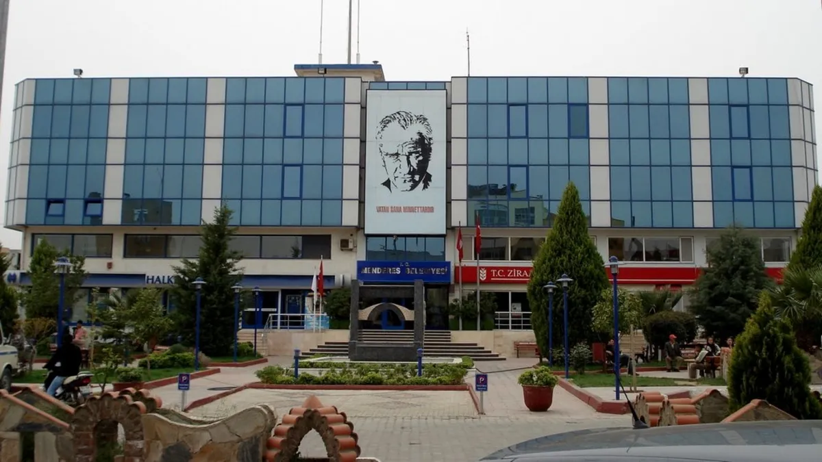 SON DAKİKA | Menderes Belediyesi’ne yolsuzluk operasyonu! Başkan İlkay Çiçek dahil 21 gözaltı SON DAKİKA | Menderes Belediyesi’ne yolsuzluk operasyonu! Başkan İlkay Çiçek dahil 21 gözaltı