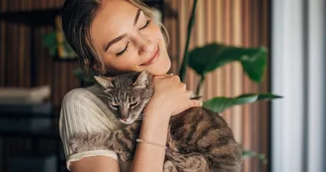 Kediler favori insanlarını nasıl seçerler? Sebebini duyunca çok şaşıracaksınız…