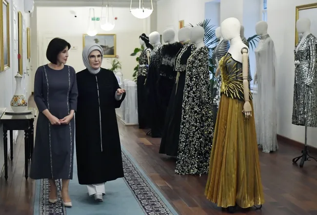emine-erdogan-ozbekistan-cumhurbaskaninin-esi-ile-bir-araya-geldi-1769712679345.jpg Emine Erdoğan, Özbekistan Cumhurbaşkanı’nın eşi ile bir araya geldi!