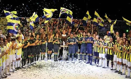 İşte Fenerbahçe yeni formalarını tanıttı