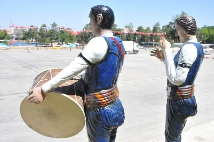 Erzurum'da yaklaÅık 3 yıl önce BüyükÅehir Belediyesi tarafından yaptırılan yöresel halk oyunlarından bar ekibinin heykelinde davulcunun tokmaÄı, zurnacının da zurnası çalındı. ile ilgili görsel sonucu