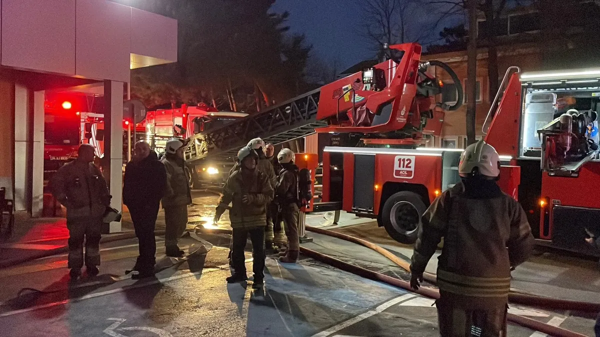 Sarıyer’de hastanede çıkan yangın söndürüldü Sarıyer’de hastanede çıkan yangın söndürüldü