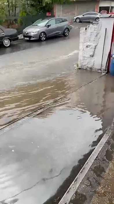 İstanbul’u sağanak yağış vurdu! Yollar göle döndü, İETT otobüsünü su bastı