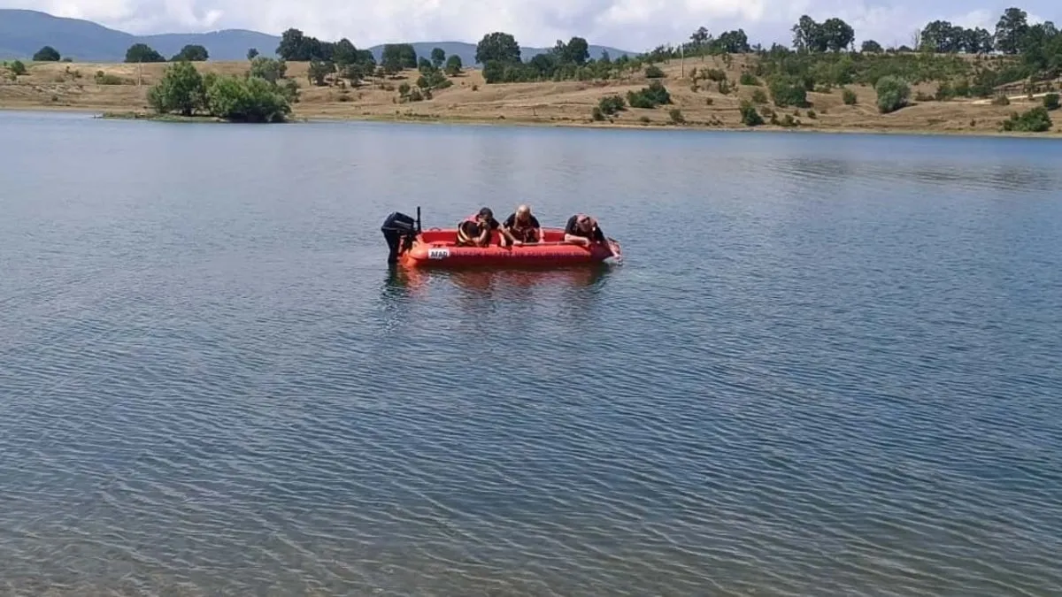 Piknik yapan ailenin otomobili gölete uçtu... Araç içindeki 2 kardeşten 1’i öldü