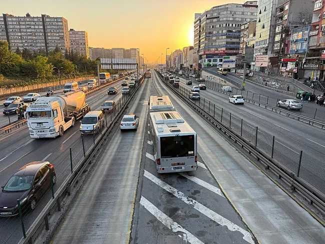 istanbulda-metrobus-kazasi-yola-dusen-kadin-aracin-altinda-kaldi-1785868700791.jpg