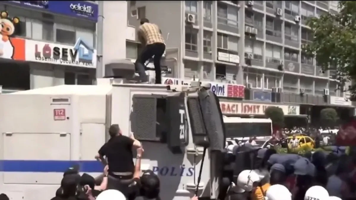İzmir’de TOMA’ya zarar veren şüpheli tutuklandı! İzmir’de TOMA’ya zarar veren şüpheli tutuklandı!
