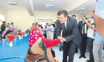 Bakan Zeybekci yaşlılarla türkü söyledi