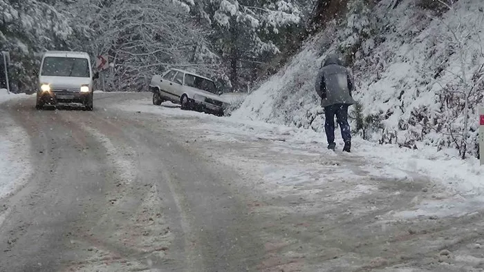 Kazdağları’nda kar kalınlığı 20 santimetreyi aştı, sürücüler zor anlar yaşadı