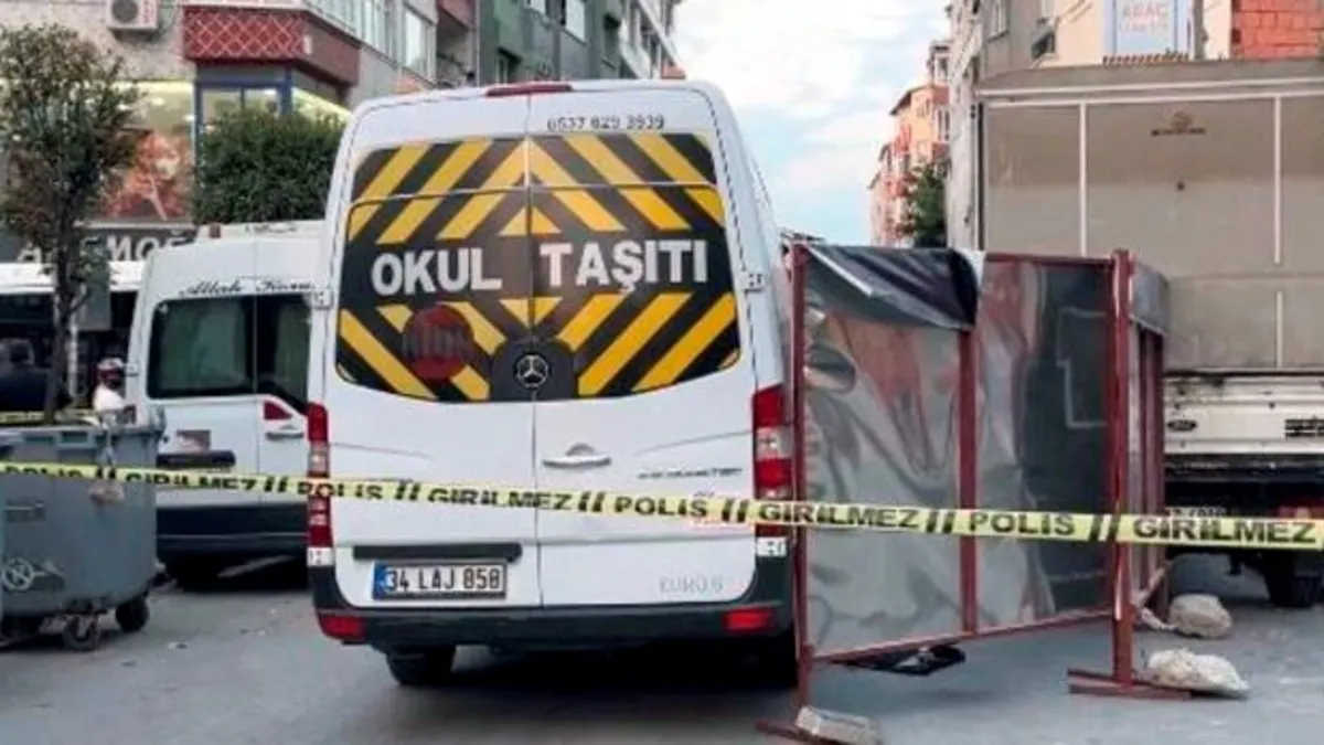 Güngören'de servis minibüsünün çarptığı yaya hayatını kaybetti.
