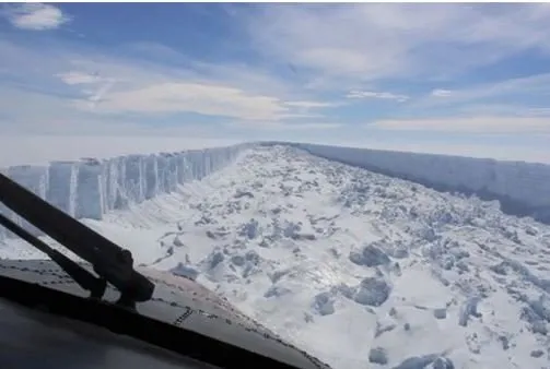 Antartika’da kopan İstanbul’dan büyük buzulu görüntülediler