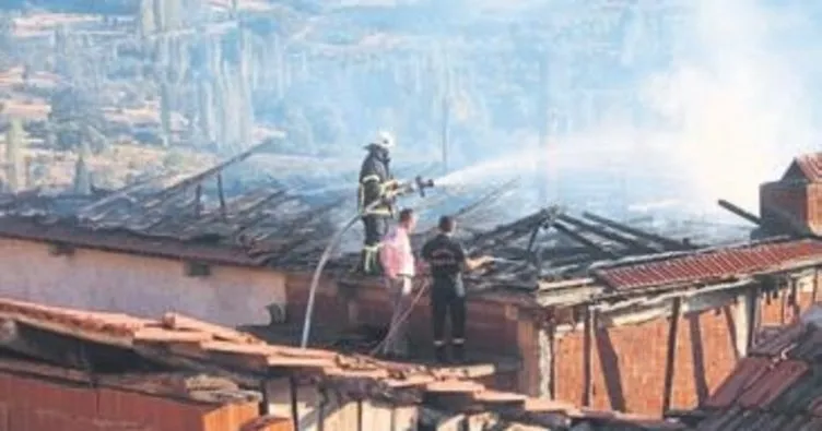 Manisa’da çıkan yangın evi kül etti