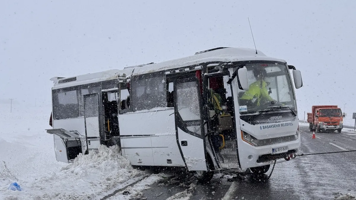 Malatya’ya cenaze götüren midibüs devrildi: 3’ü ağır 22 yaralı Malatya’ya cenaze götüren midibüs devrildi: 3’ü ağır 22 yaralı