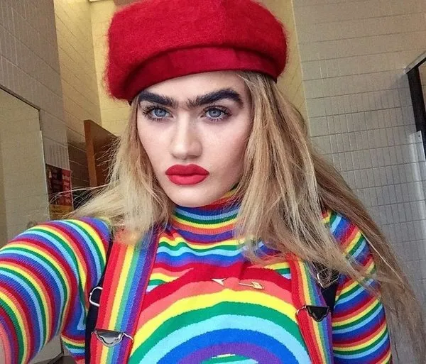 Sophia Hadjipanteli sıradışı görüntüsüyle dikkat çekiyor!