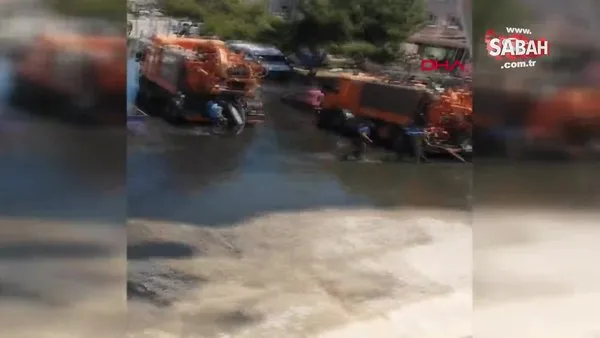 İzmir Çeşme'de arıtma tesisinde boru patladı, yol atık sularla doldu | Video