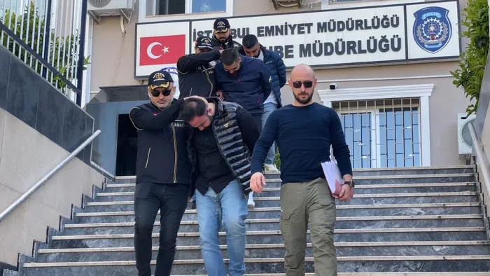 umraniyede-park-halindeki-otomobilden-2-kilo-altin-ve-60-bin-avro-calan-supheli-kamerada-1777532547365.jpg