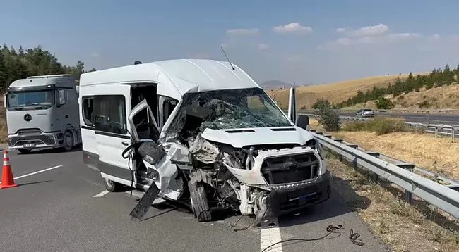 ankarada-feci-kaza-minibus-tira-carpti-yaralilar-var-1786200218518.jpeg