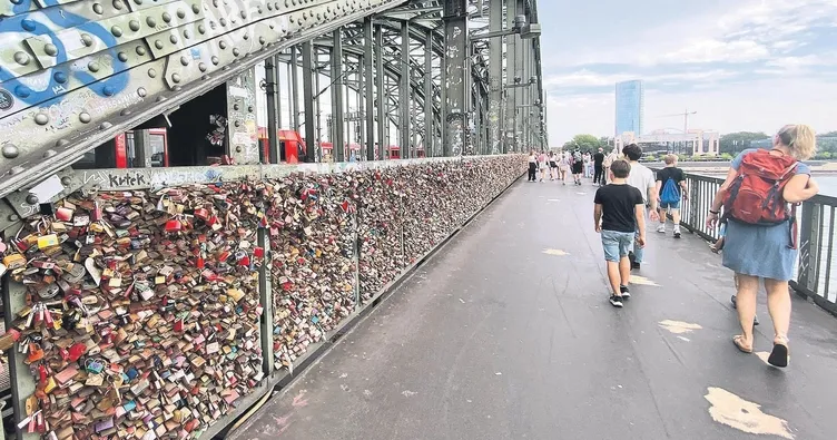 Köprüye 40 tonluk aşk kılıdı