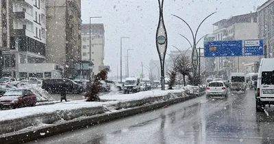 Hakkari’de kar yağışı! 58 yerleşim yerinin yolu kapandı #hakkari