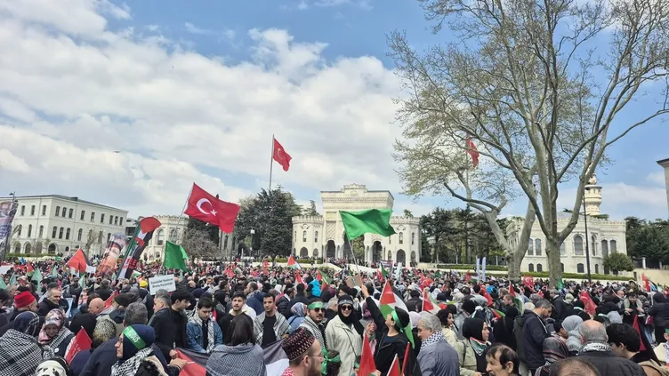 İsrail’in Gazze soykırımına tepki için onbinler meydanda!