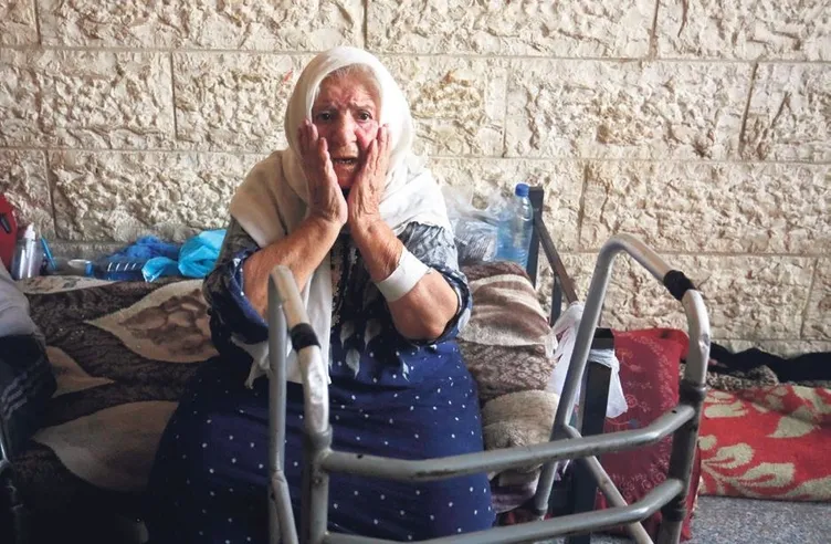 Katil İsrail’den Gazze’de hastanede bulunan yaralılara insanlık dışı muamele: ‘Biz aslında ölüyüz’