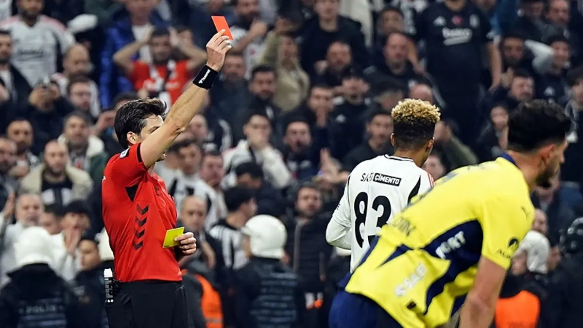 Beşiktaş – Fenerbahçe derbilerinde kırmızı kartlar havada uçuştu! Beşiktaş – Fenerbahçe derbilerinde kırmızı kartlar havada uçuştu!