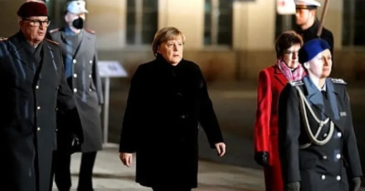 Angela Merkel’e düzenlene törenle veda edildi