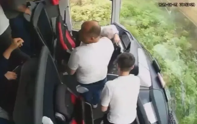 son-dakika-samsun-termedeki-otobus-kazasinda-2-kisi-olmustu-yeni-goruntuler-ortaya-cikti-muavinden-yardim-iste-1756449248512.jpg SON DAKİKA... Samsun Terme’deki otobüs kazasında 2 kişi ölmüştü: Yeni görüntüler ortaya çıktı: Muavinden yardım istedi ama…