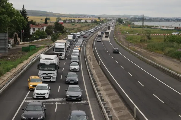 istanbul-tekirdag-kara-yolunda-bayram-trafigine-siki-tedbir-1779611840393.jpg