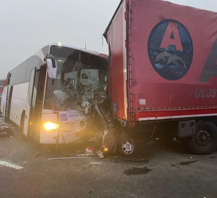 Sakarya Kuzey Marmara Otoyolu’nda zincirleme trafik kazası: 10 ölü, 61 yaralı var!