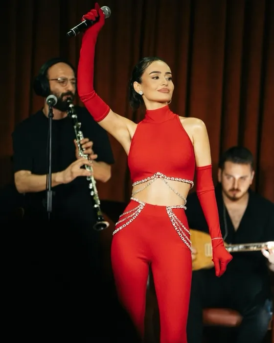 ’Samsak Döveci’ tığ gibi kaldı... Günden güne eriyen şarkıcı Elif Buse Doğan verdiği kilolarla dikkat çekti!