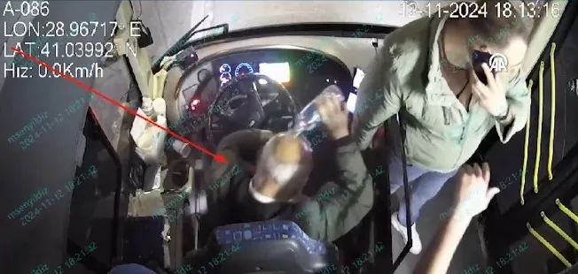 Halk otobüsünde dehşet anları: Şoföre, kaldırım taşıyla...