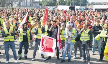 Liman işçileri greve çıktı