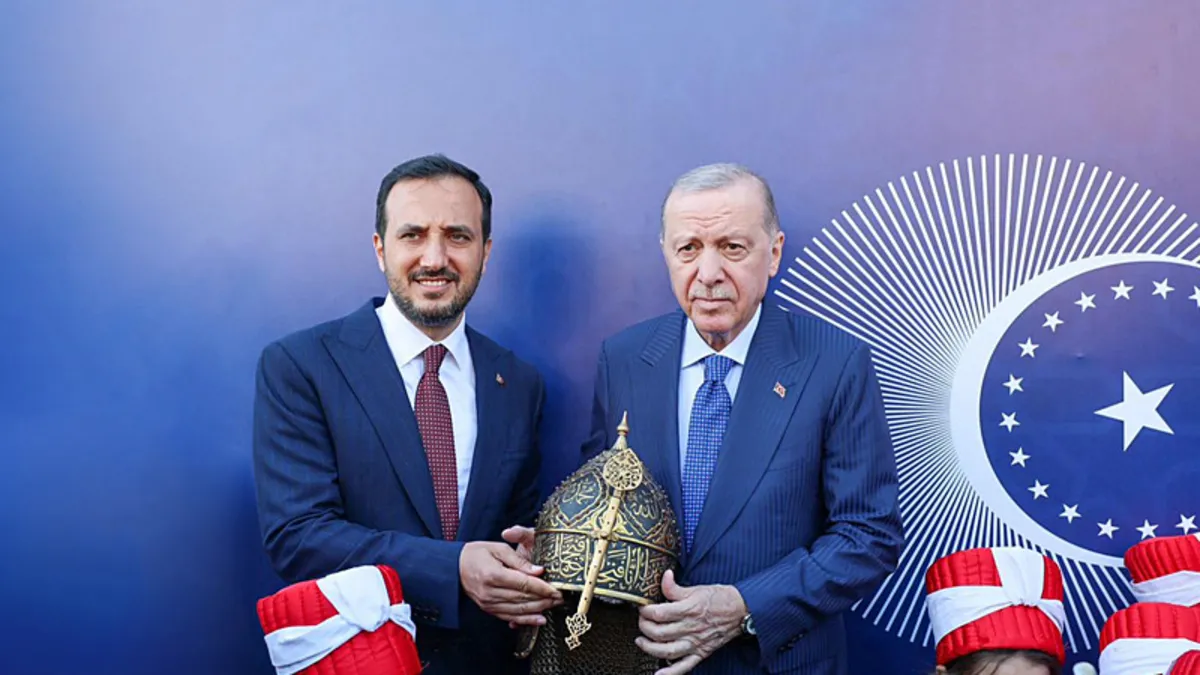 AK Parti İstanbul İl Başkanlığından Başkan Erdoğan'a miğfer hediyesi