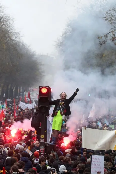 Paris'te polisten göstericilere sis bombasıyla müdahale